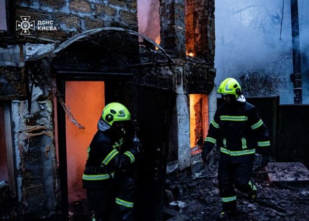 Ночью в Киеве загорелся частный дом: внутри нашли труп