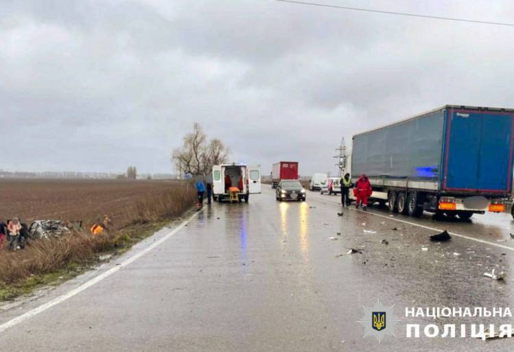 На трасі біля Києва вантажівка врізалася в легковик: загинула жінка