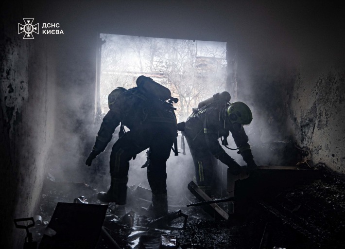 На Борщагівці в Києві - пожежа, мешканців евакуювали рятувальники