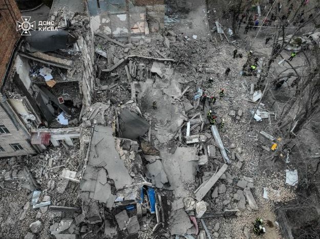 Ракетный удар по Киеву: под завалами могут быть люди