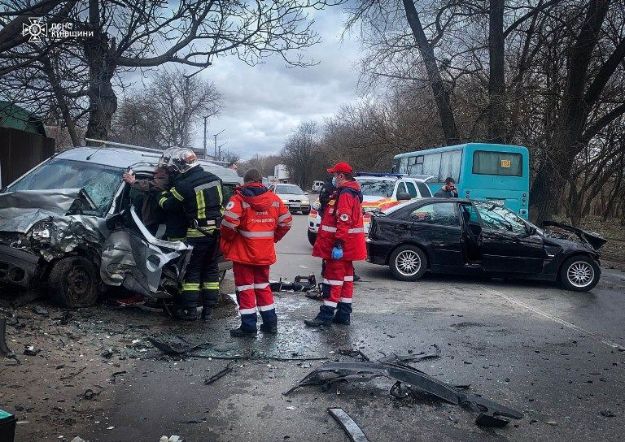 В пригороде Киева – ДТП, пострадавших доставали из машин спасатели