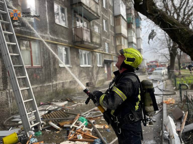 У житловому будинку під Києвом - вибух, зруйновано поверхи (відео)