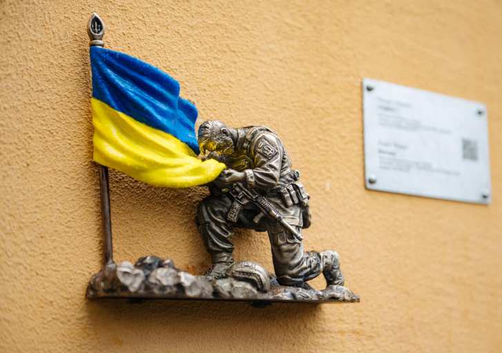 В Киеве появилась мини-скульптура, посвященная украинским защитникам