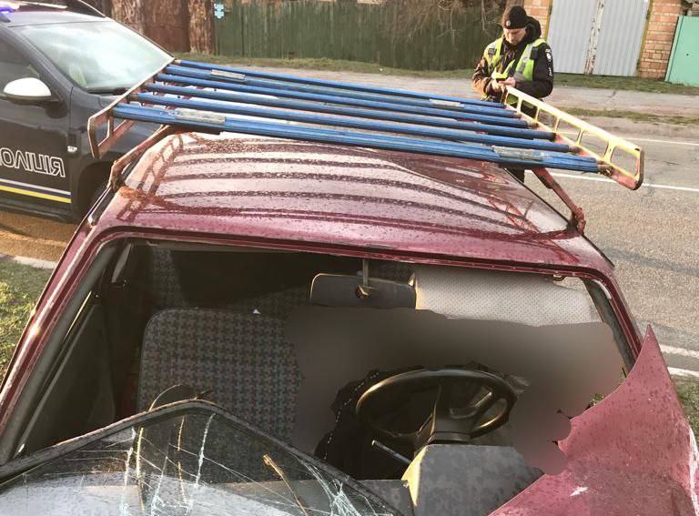 На київській трасі машина влетіла в паркан: загинув водій