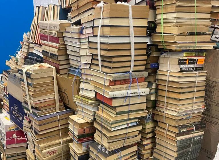 Киевлян призывают сдавать русскоязычные книги в макулатуру для помощи ВСУ
