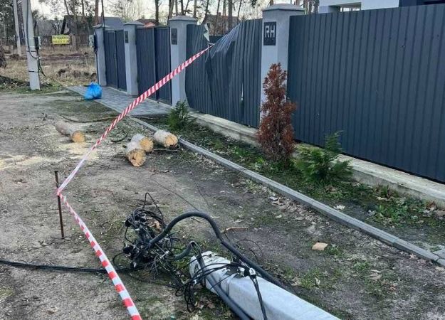Оборванные провода и поваленные столбы: в Киевской области ликвидируют последствия стихии