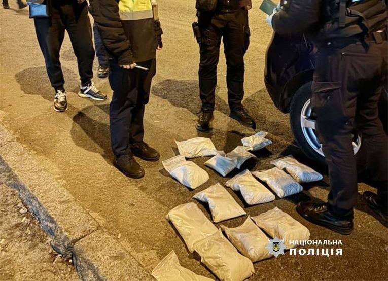 Везли 15 килограмм психотропов: в Киеве поймали наркодилеров