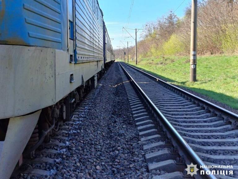 Сидела на рельсах: под Киевом поезд насмерть сбил женщину