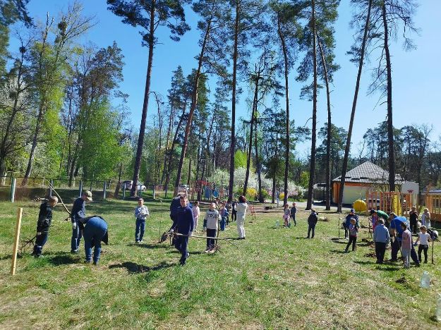 В Киевской области высадили деревья в память о погибших героях