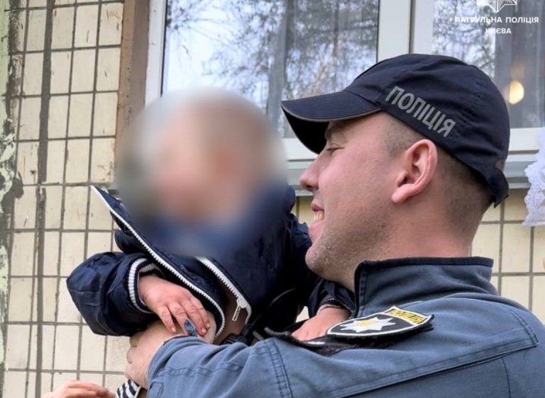 Сидел на подоконнике: в Киеве у пьяной матери чуть не выпал из окна ребенок