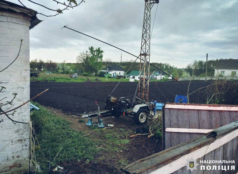 Бурили скважину под дождем: рабочих ударило током в Киевской области