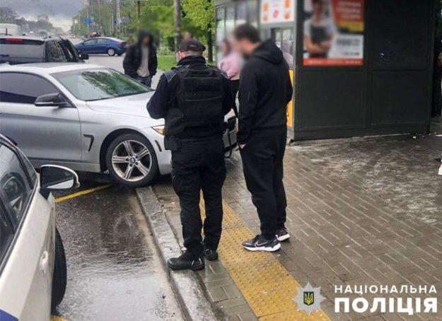 В Киеве легковушка влетела в остановку: пострадала военнослужащая