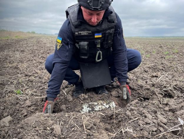 В поле под Киевом нашли артснаряд
