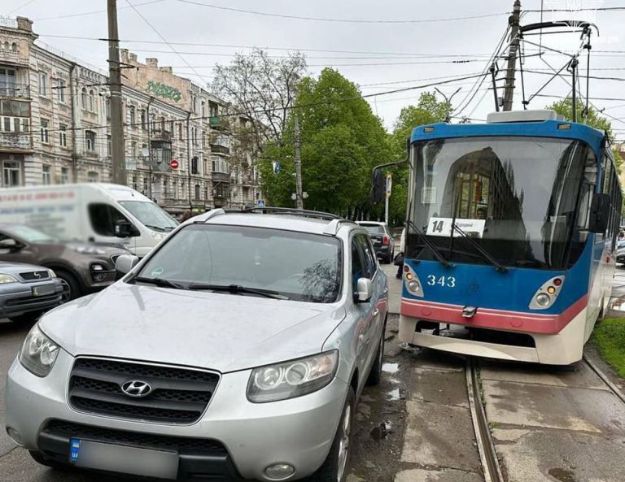 В центре Киева припаркованная машина заблокировала движение трамваев