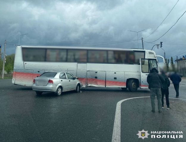 В пригороде Киева легковушка протаранила автобус