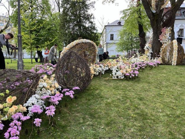 Сделана из роз и хризантем: в Киеве открылась пасхальная инсталляция