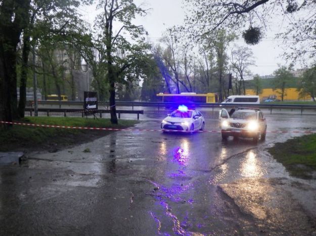 Посреди улицы в Киеве взорвалась граната: погиб мужчина