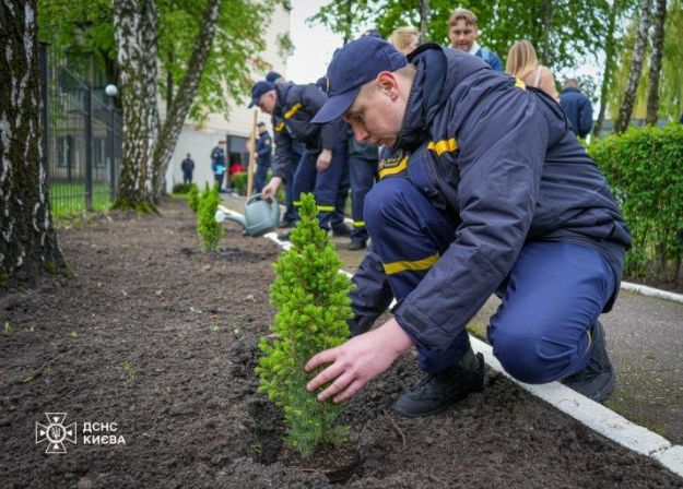 Спасатели Киева высадили деревья в память о погибших коллегах