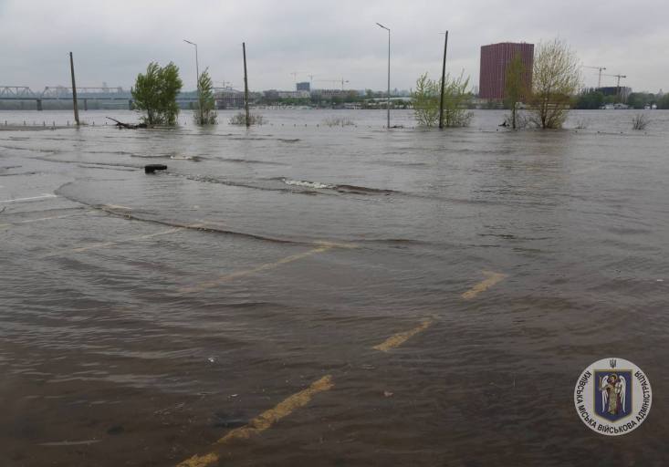 Київ накриває "велика вода": у столиці затоплює парки (фото)