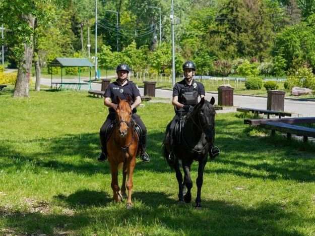 На вулиці Києва повернувся кінний патруль (фото)