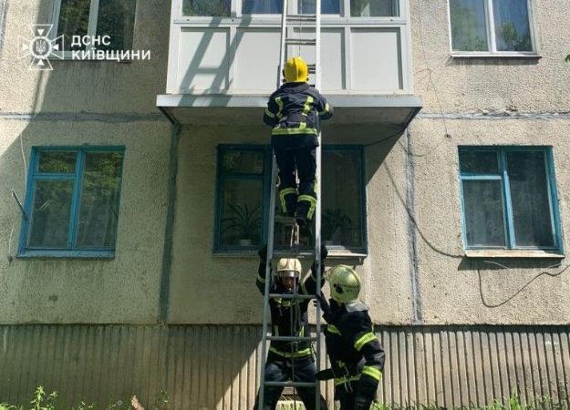 В Киевской области патрульным пришлось лезть через балкон, чтобы помочь бабушке