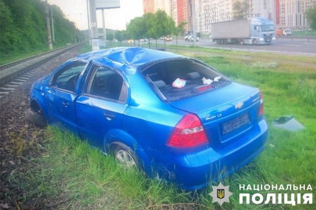 В Киеве - ДТП, пьяный водитель вылетел в кювет