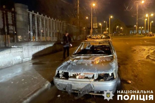 Серед ночі біля вокзалу у Києві спалили чужу автівку