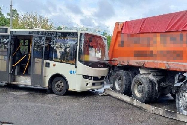 В Києві маршрутка влетіла у вантажівку: постраждав водій та пасажири