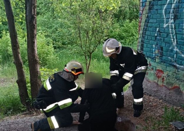 В Киевской области из канализационного люка вытащили подростка