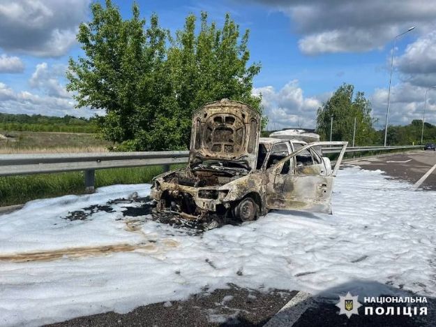 На автодорозі у Київській області спалахнула автівка
