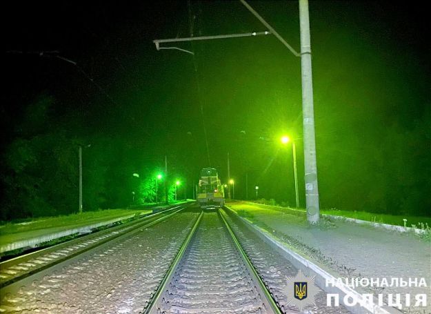 Стола між коліями: під Києвом потяг на смерть збив жінку