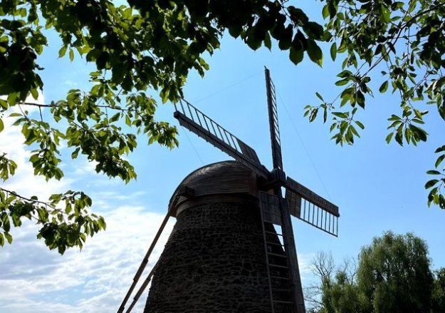 В музее под Киевом восстановили 100-летнюю ветряную мельницу с Херсонщины