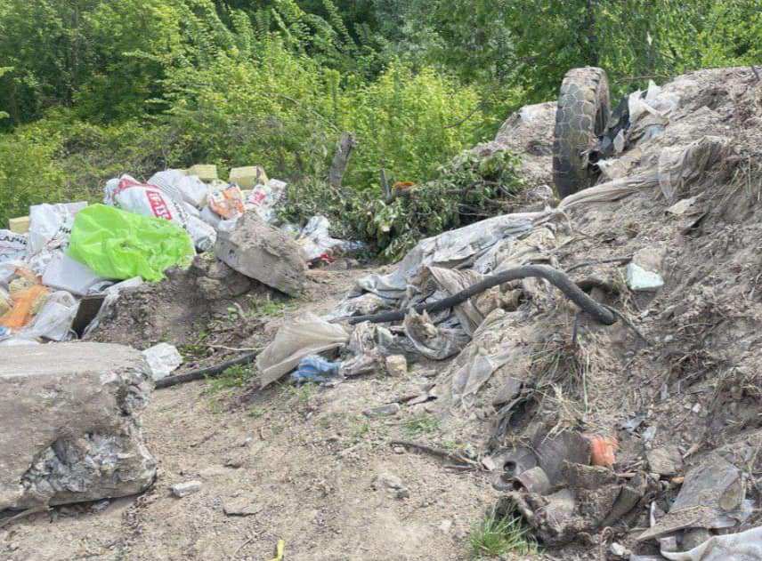 В Киеве обнаружили огромную мусорную свалку