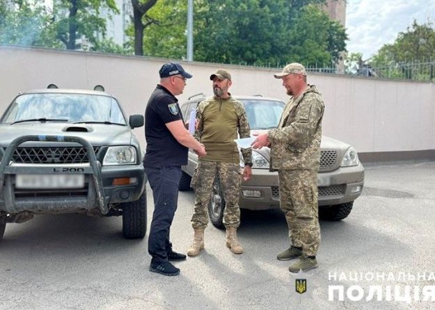Київські поліцейські передали військовим ЗСУ позашляховики