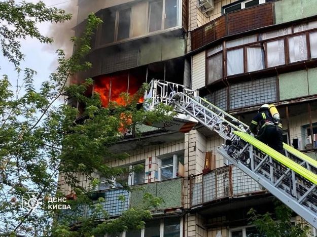 На Лісовому у Києві загорілася захаращена квартира
