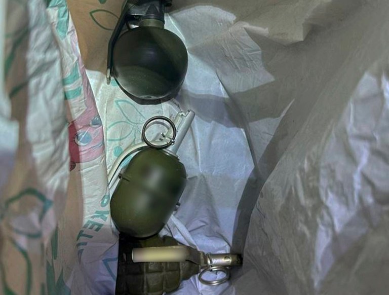 В Києві у підвалі багатоповерхівки знайшли пакунок з гранатами