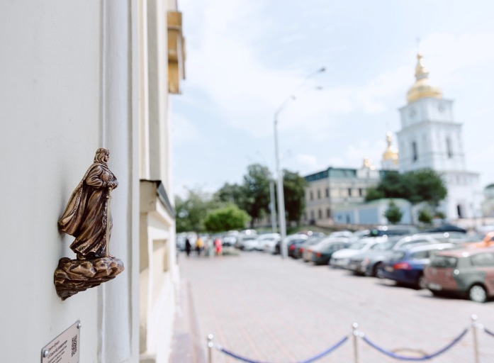 У Києві з’явилась міні-скульптура, присвячена княгині Ользі