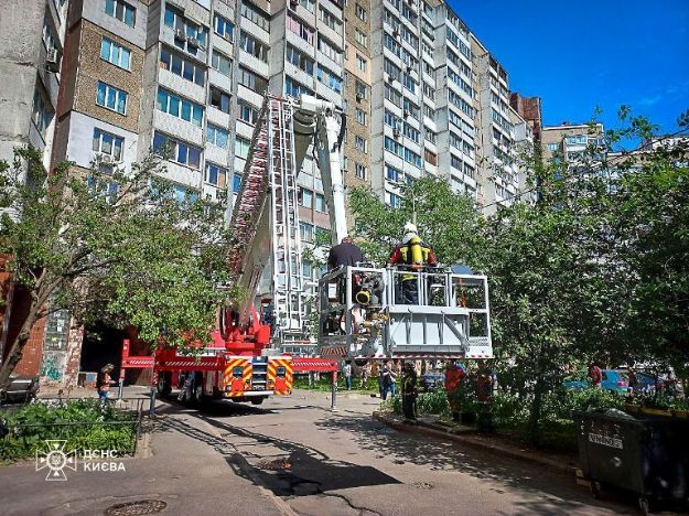 В Киеве с балкона горящей квартиры спасли мужчину