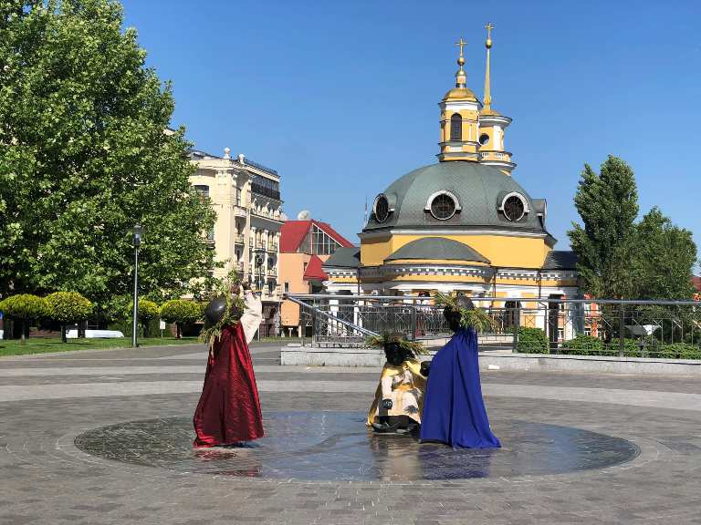 Скульптури малюків-засновників Києва на Подолі перевдягли до Дня міста