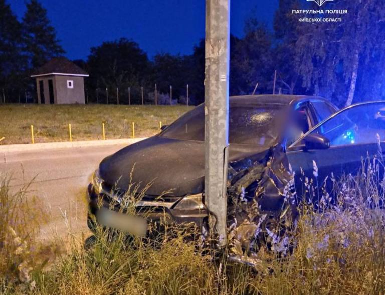 В Киевской области пьяный водитель на скорости влетел в столб