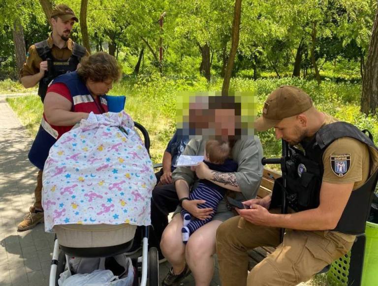 В Киеве пьяный дедушка опрокинул коляску с внуком