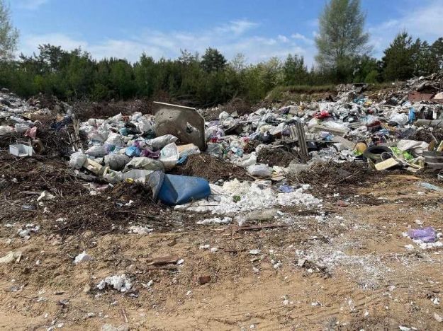 На Київщині виявили величезне сміттєзвалище