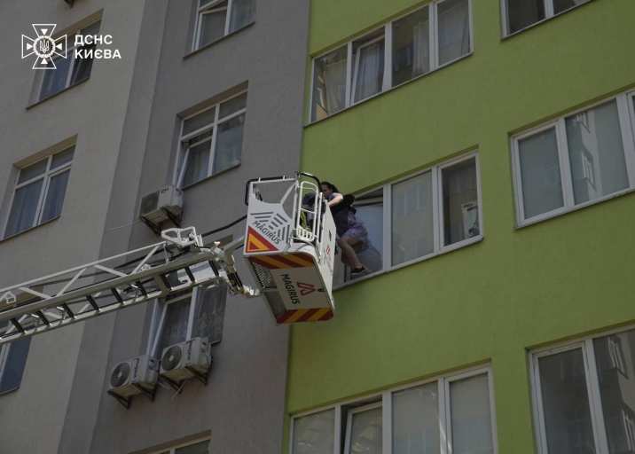 На Отрадном в Киеве - пожар в многоэтажке: эвакуировали взрослых и детей