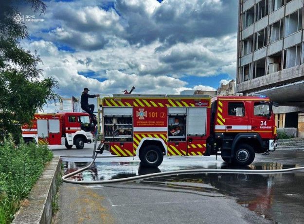 В пригороде Киева вспыхнул пожар на бывшем предприятии