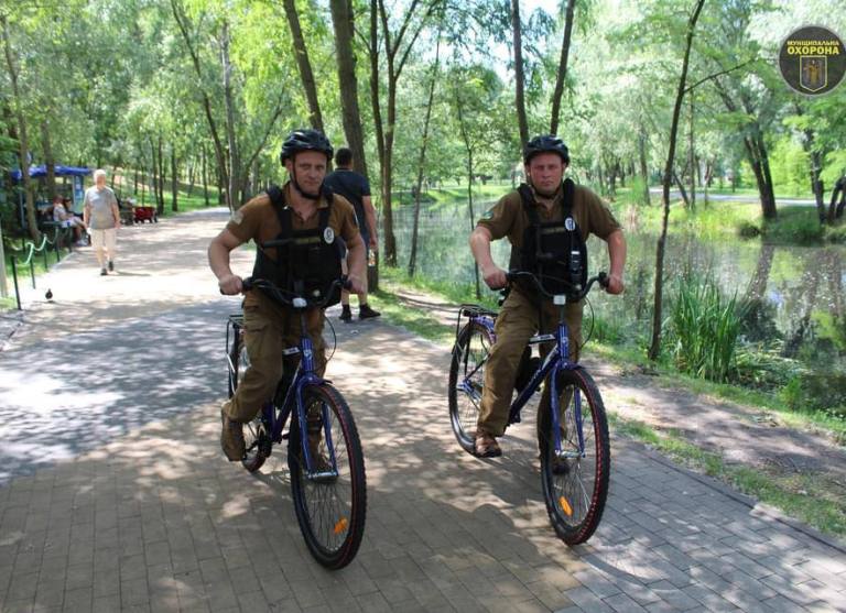 Киевлянин подарил муниципалам велосипеды
