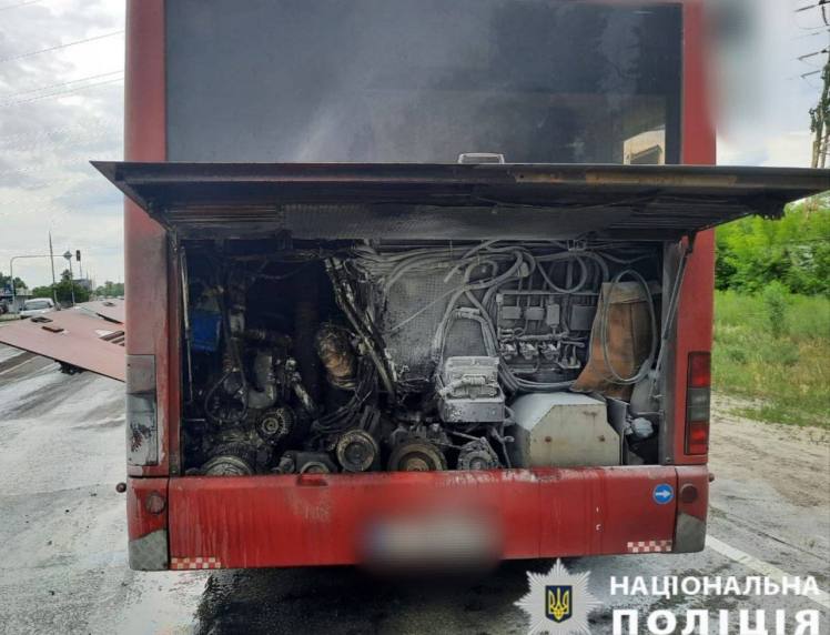 В передмісті Києва спалахнув автобус с пасажирами
