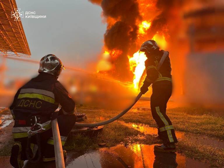 Після російської атаки спалахнули пожежі на Київщині