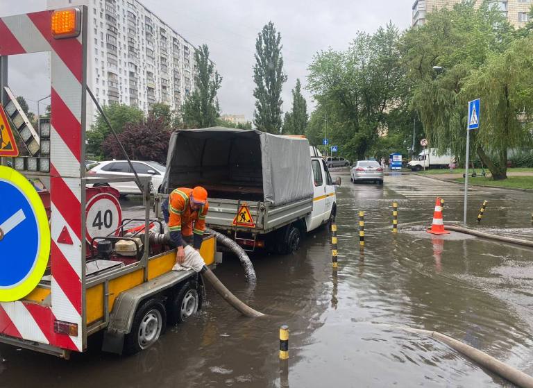 У Києві через негоду підтопило вулиці