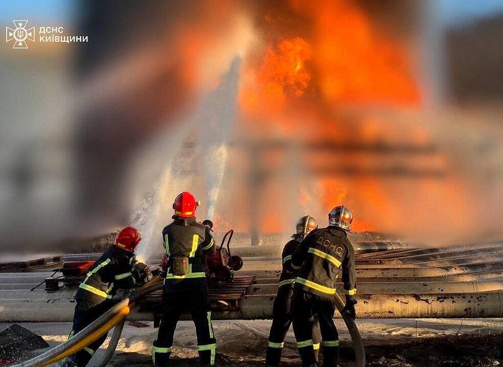 Палає другу добу: на Київщині рятувальники гасять пожежу на підприємстві після атаки РФ