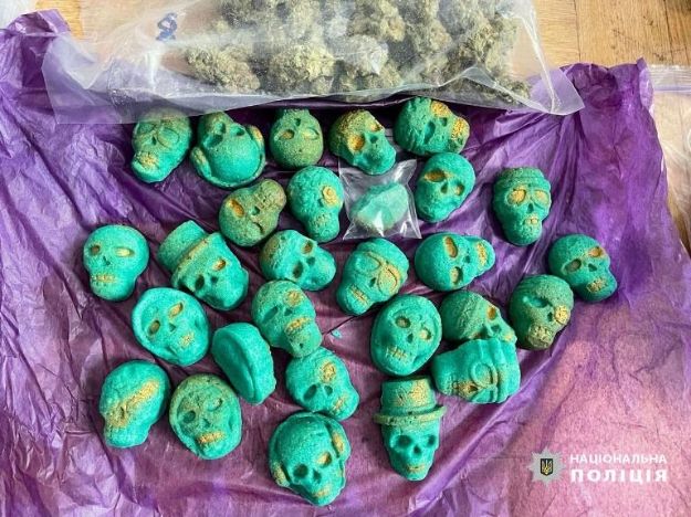 Продавали наркотики под видом сладостей: в Киеве поймали наркодилеров